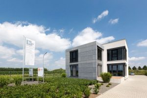 Aufnahme eines Containergebäudes in der Holzsystem-Bauweise von außen
