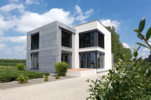 Aufnahme eines Containergebäudes in der Holzsystem-Bauweise von außen
