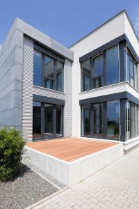 Aufnahme eines Containergebäudes in der Holzsystem-Bauweise von außen