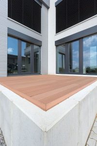 Aufnahme eines Containergebäudes in der Holzsystem-Bauweise von außen