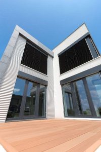 Aufnahme eines Containergebäudes in der Holzsystem-Bauweise von außen