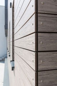 Aufnahme der Holzfassade eines Containergebäudes in der Holzsystem-Bauweise von außen