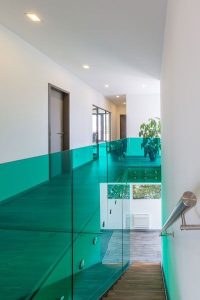 Aufnahme einer Treppe im Innenbereich eines Containergebäudes in der Holzsystem-Bauweise