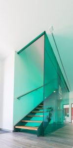 Aufnahme einer Treppe im Innenbereich eines Containergebäudes in der Holzsystem-Bauweise