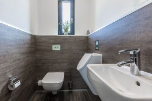 Aufnahme der Sanitäranlage eines Containergebäudes in der Holzsystem-Bauweise