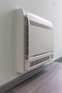 Aufnahme einer Klimaanlage im Innenbereich eines Containergebäudes in der Holzsystem-Bauweise