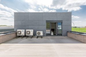 Aufnahme der Dachterrasse eines Containergebäudes in der Holzsystem-Bauweise von außen