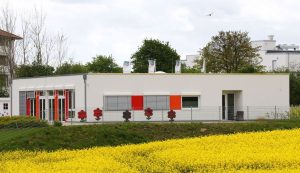 Aufnahme einer Kindertagesstätte, gebaut im Stil des Holzsystembaus von außen