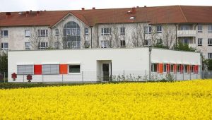 Aufnahme einer Kindertagesstätte, gebaut im Stil des Holzsystembaus von außen