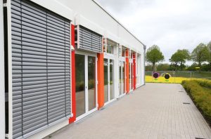 Aufnahme einer Kindertagesstätte, gebaut im Stil des Holzsystembaus von außen
