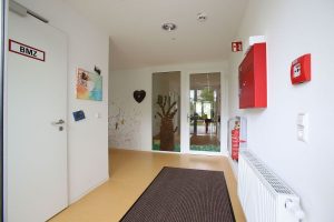 Aufnahme von einer der Räumlichkeiten einer Kindertagesstätte, gebaut im Stil des Holzsystembaus von innen