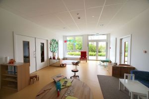 Aufnahme von einer der Räumlichkeiten einer Kindertagesstätte, gebaut im Stil des Holzsystembaus von innen