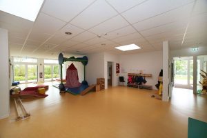Aufnahme von einer der Räumlichkeiten einer Kindertagesstätte, gebaut im Stil des Holzsystembaus von innen