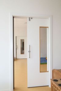 Aufnahme von einer der Räumlichkeiten einer Kindertagesstätte, gebaut im Stil des Holzsystembaus von innen