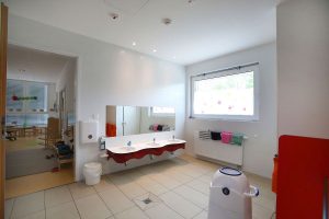Aufnahme von einem Sanitärbereich einer Kindertagesstätte, gebaut im Stil des Holzsystembaus von innen
