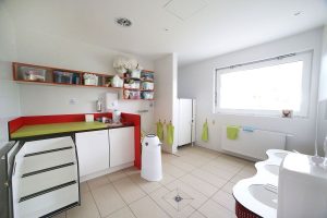 Aufnahme von einem Sanitärbereich einer Kindertagesstätte, gebaut im Stil des Holzsystembaus von innen