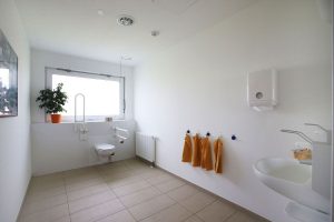 Aufnahme von einem Sanitärbereich einer Kindertagesstätte, gebaut im Stil des Holzsystembaus von innen
