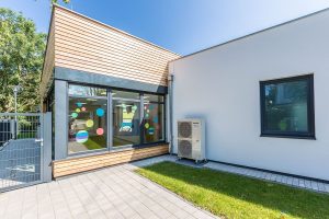 Aufnahme einer Kindertagesstätte, gebaut im Stil des Holzsystembaus von außen