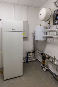 Aufnahme vom Heizungsraum einer Kindertagesstätte, gebaut im Stil des Holzsystembaus von außen