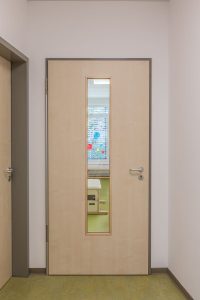 Aufnahme von einer der Räumlichkeiten einer Kindertagesstätte, gebaut im Stil des Holzsystembaus von innen