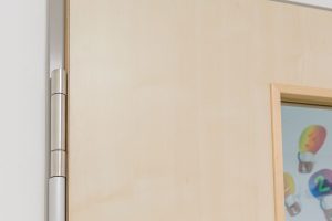 Aufnahme von einer der Räumlichkeiten einer Kindertagesstätte, gebaut im Stil des Holzsystembaus von innen
