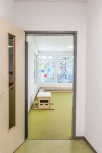 Aufnahme von einer der Räumlichkeiten einer Kindertagesstätte, gebaut im Stil des Holzsystembaus von innen
