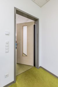 Aufnahme von einer der Räumlichkeiten einer Kindertagesstätte, gebaut im Stil des Holzsystembaus von innen