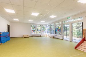 Aufnahme von einer der Räumlichkeiten einer Kindertagesstätte, gebaut im Stil des Holzsystembaus von innen
