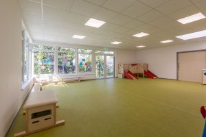 Aufnahme von einer der Räumlichkeiten einer Kindertagesstätte, gebaut im Stil des Holzsystembaus von innen