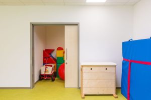 Aufnahme von einer der Räumlichkeiten einer Kindertagesstätte, gebaut im Stil des Holzsystembaus von innen