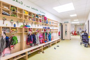 Aufnahme von einer der Räumlichkeiten einer Kindertagesstätte, gebaut im Stil des Holzsystembaus von innen