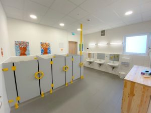 Aufnahme einer Sanitäranlage einer Kindertagesstätte von innen