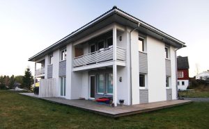 Aufnahme von einem Containergebäude, das als Wohnunterkunft dient, von außen