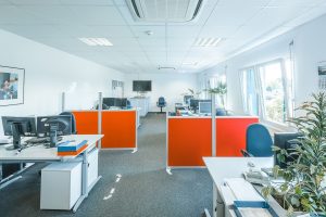 Ein eingerichtetes Büro mit mehreren Arbeitsplätzen in einem Containergebäude