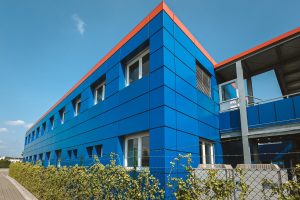 Blaues Containergebäude, das als Büro oder zur Verwaltung dient, fotografiert von außen