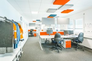 Ein eingerichtetes Büro mit mehreren Arbeitsplätzen in einem Containergebäude
