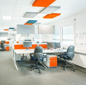 Ein eingerichtetes Büro mit mehreren Arbeitsplätzen in einem Containergebäude