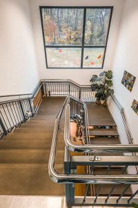Aufnahme eines Treppenhauses einer Kindertagesstätte im Bereich Modulbau