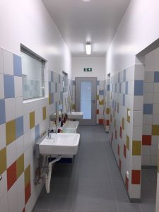 Innenbereich der Sanitäranlagen einer Kindertagesstätte im Bereich Modulbau