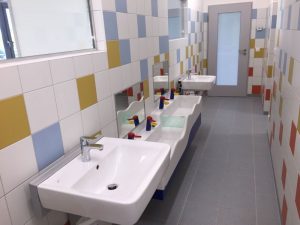 Innenbereich der Sanitäranlagen einer Kindertagesstätte im Bereich Modulbau