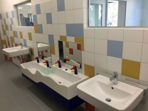 Innenbereich der Sanitäranlagen einer Kindertagesstätte im Bereich Modulbau