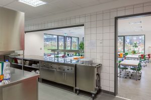 Innenbereich des Küchenmoduls einer Kindertagesstätte im Bereich Modulbau