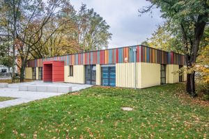 Außenansicht einer Kindertagesstätte im Bereich Modulbau