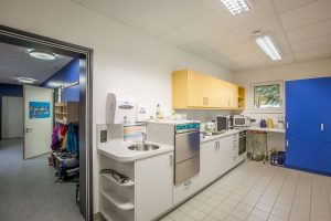 Innenbereich des Küchenmoduls einer Kindertagesstätte im Bereich Modulbau