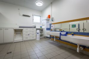 Innenbereich der Sanitäranlagen einer Kindertagesstätte im Bereich Modulbau