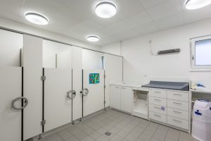 Innenbereich der Sanitäranlagen einer Kindertagesstätte im Bereich Modulbau