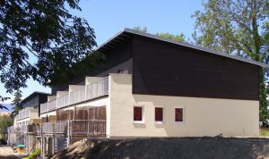Aufnahme von einem Containergebäude, das als Wohnunterkunft dient, von außen