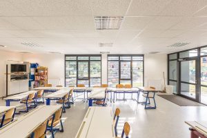 Klassenraum einer Schule, die im Stil des Modulbaus gebaut wurde von innen