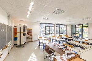 Klassenraum einer Schule, die im Stil des Modulbaus gebaut wurde von innen