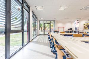 Klassenraum einer Schule, die im Stil des Modulbaus gebaut wurde von innen